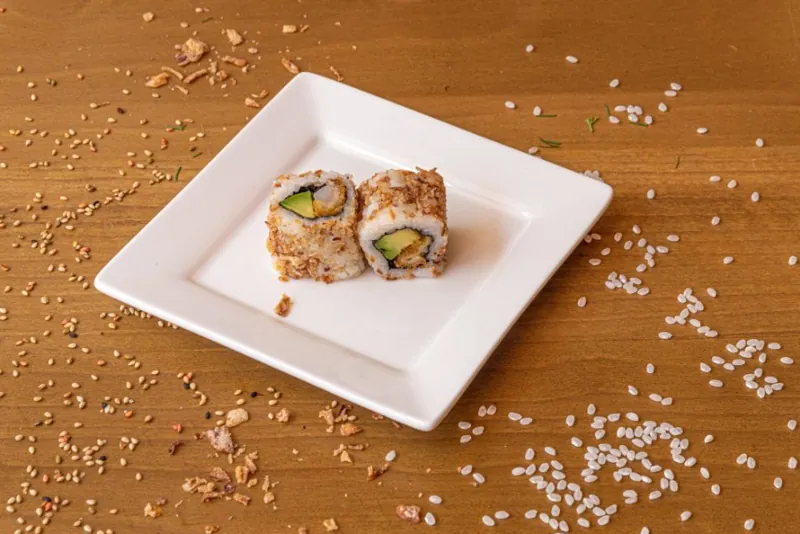 Oignons frits ebi tempura sauce curry avocat — Sky Sushi Lorient
